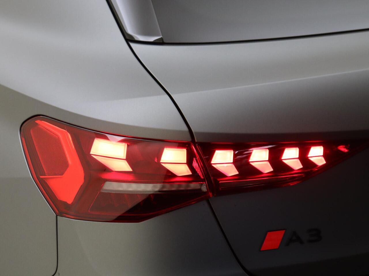 Audi A3 SPORTBACK 30 TFSI S edition | Daytonagrijs Exclusive Matlak | PANO | Ambiente lichtpakket Pro | Stoelverwarming | Optiek zwart Plus| 18 Inch | PDC Voor/Achter | 3-zone airco | Carplay/Andriod Auto | Draadloos lader | Privacy Glass