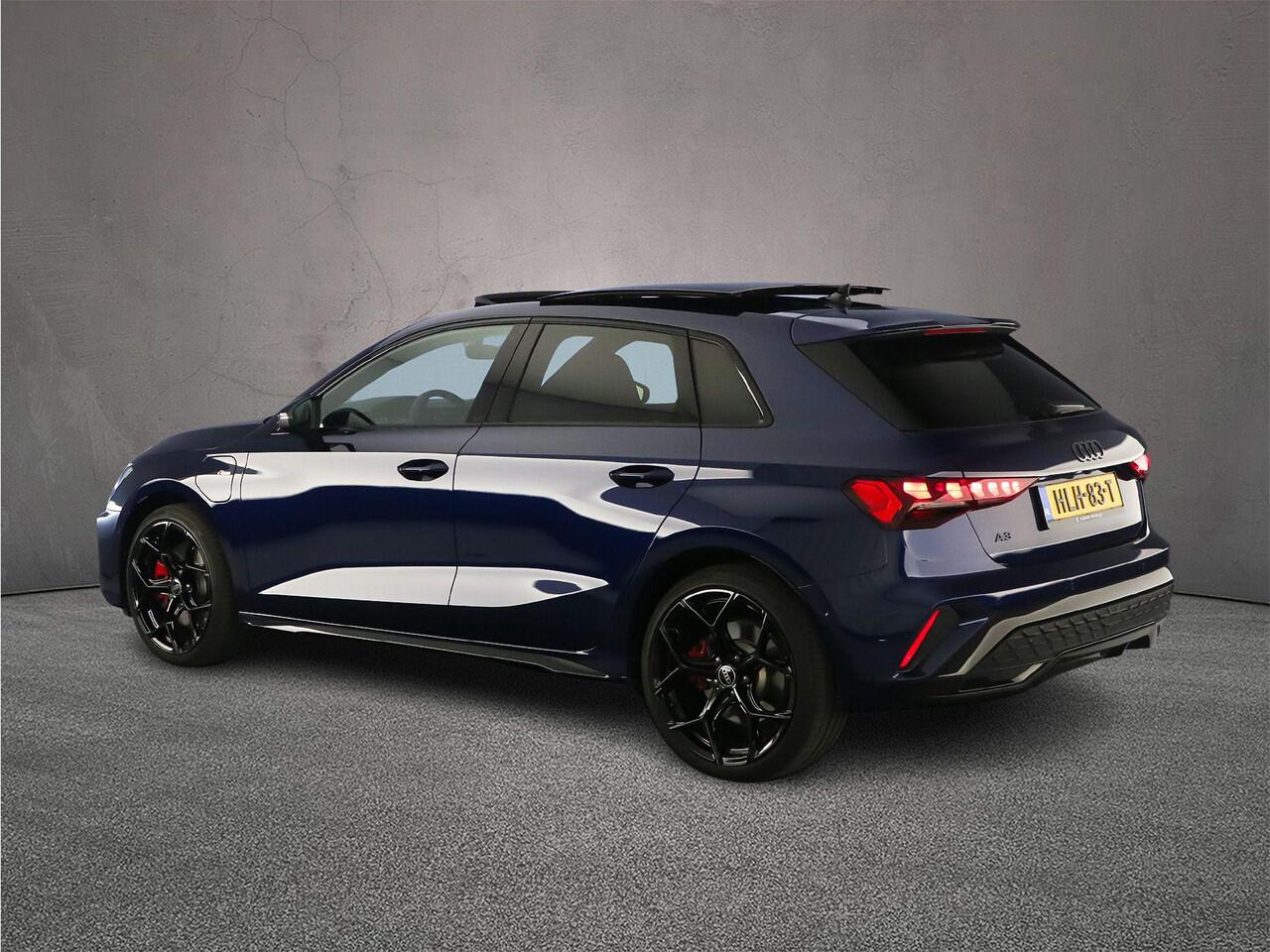 Audi A3 SPORTBACK 45 TFSI e S edition Competition | Pano | Sonos | Camera | 19 inch | Zwart Optiek | Stoelverwarming |