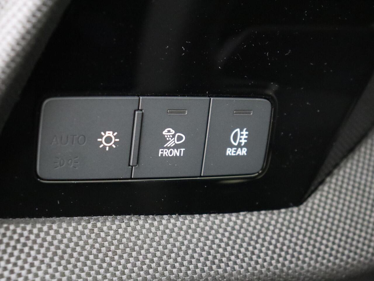 Audi A3 SPORTBACK 30 TFSI S edition | Daytonagrijs Exclusive Matlak | PANO | Ambiente lichtpakket Pro | Stoelverwarming | Optiek zwart Plus| 18 Inch | PDC Voor/Achter | 3-zone airco | Carplay/Andriod Auto | Draadloos lader | Privacy Glass