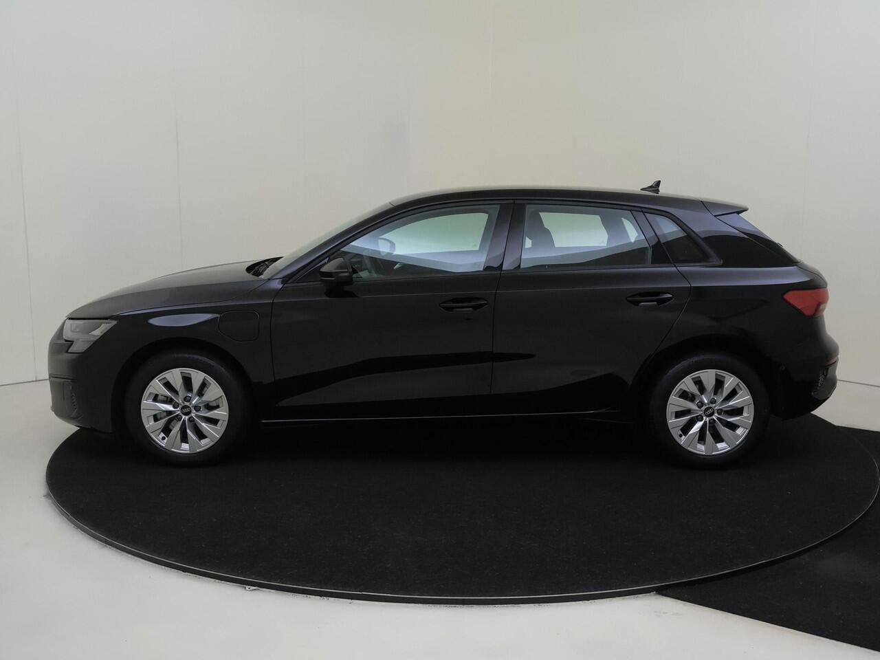 Audi A3 SPORTBACK 40 TFSI e Advanced edition | Lederen bekleding | Virtual cockpit Plus | Stoelverwarming | Navigatie Plus | Parkeerasisstent | CarPlay | Cruise control |