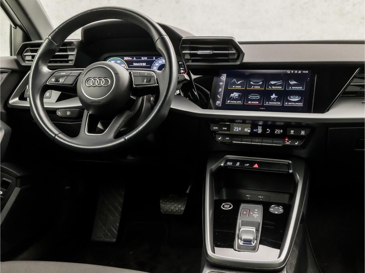 Audi A3 SPORTBACK 40 TFSI e Sport 204Pk Automaat (APPLE CARPLAY, CLIMATE, STOELVERWARMING, GETINT GLAS, SPORTSTOELEN, PARKEERSENSOREN, ZWART HEMEL, 18'' LM VELGEN, CRUISE, NIEUWSTAAT)