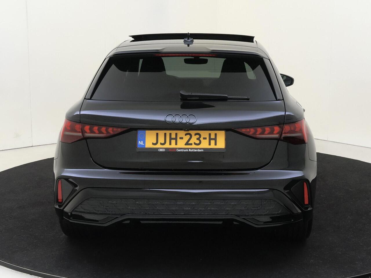 Audi A3 SPORTBACK 45 TFSI e S edition Competition | Panoramadak | Stoelverwarming | Sonos | Sfeerverlichting | Achteruitrijcamera | Keyless | Parkeerasisstent