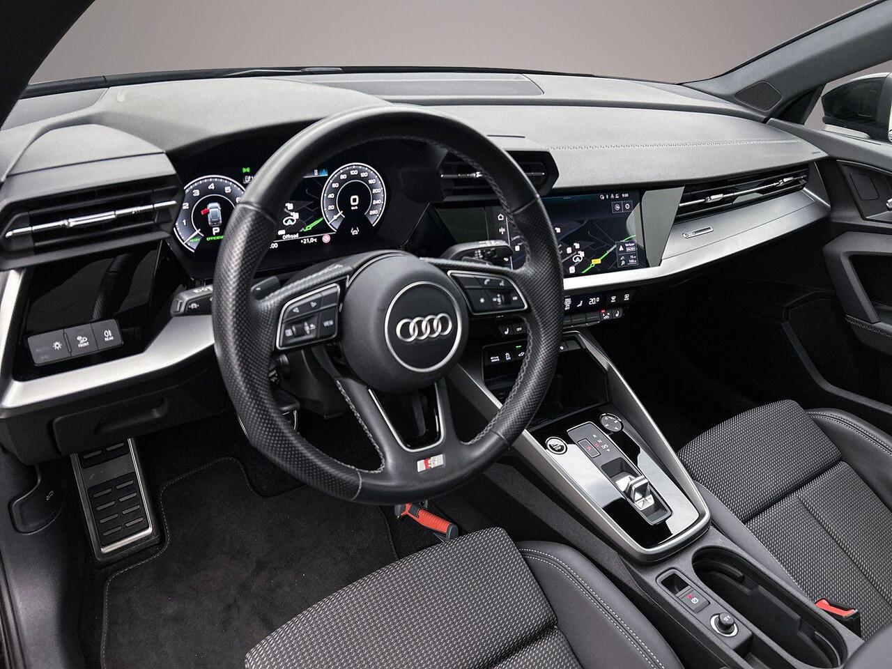 Audi A3 SPORTBACK 45 TFSI e S Edition | Pano | Matrix | Elek Kofferklep | Audi sound | Matrix-Led | Adapt. Cruise | Carplay | Ambient lighting | Navi | Optiek Zwart | S Line | Akoestisch glas |