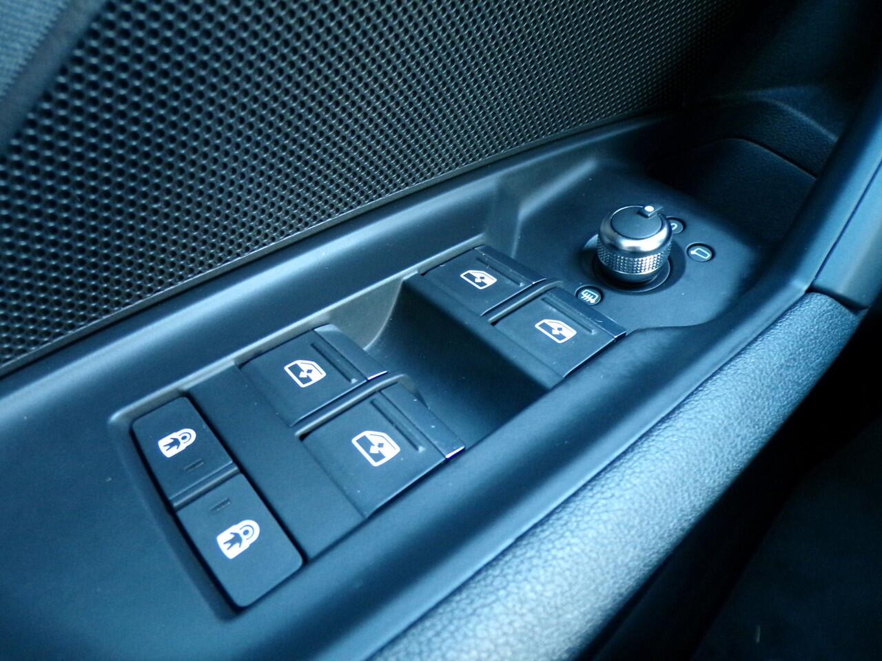 Audi A3 SPORTBACK 35 TFSI Business Edition, Full LED / Carplay + Android Auto / Camera + Sensoren / Climate control / 17' Velgen