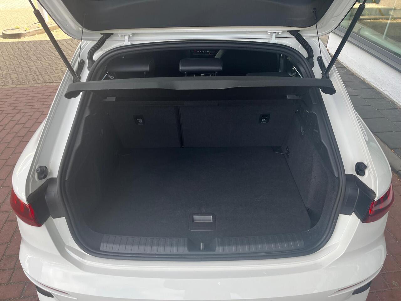 Audi A3 SPORTBACK 30 TFSI S edition / LED / S-Line Interieur & Exterieur / Navigatie / Camera / Donker Glas / 17" LMV