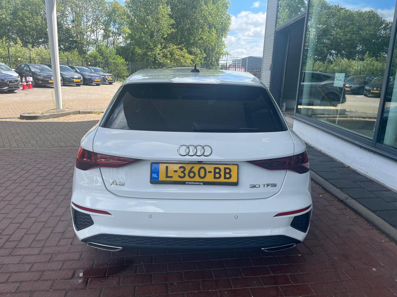 Audi A3 SPORTBACK 30 TFSI S edition / LED / S-Line Interieur & Exterieur / Navigatie / Camera / Donker Glas / 17" LMV