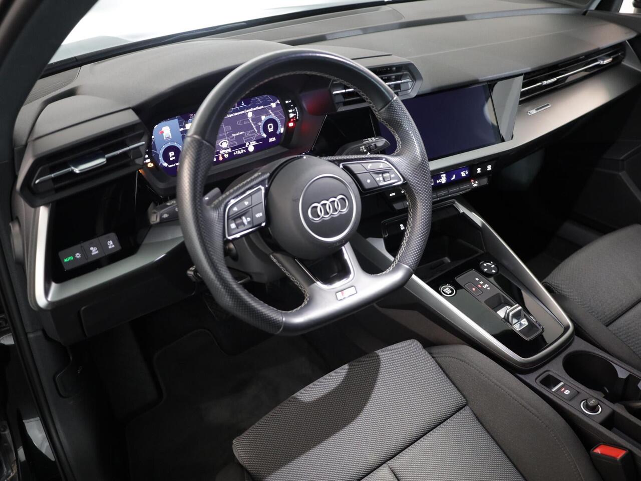 Audi A3 SPORTBACK 30 TFSI Attitude 110 pk S-tronic | Navigatie | Parkeersensoren achter | Autom. airco | Apple Carplay/Android Auto | LED koplampen |