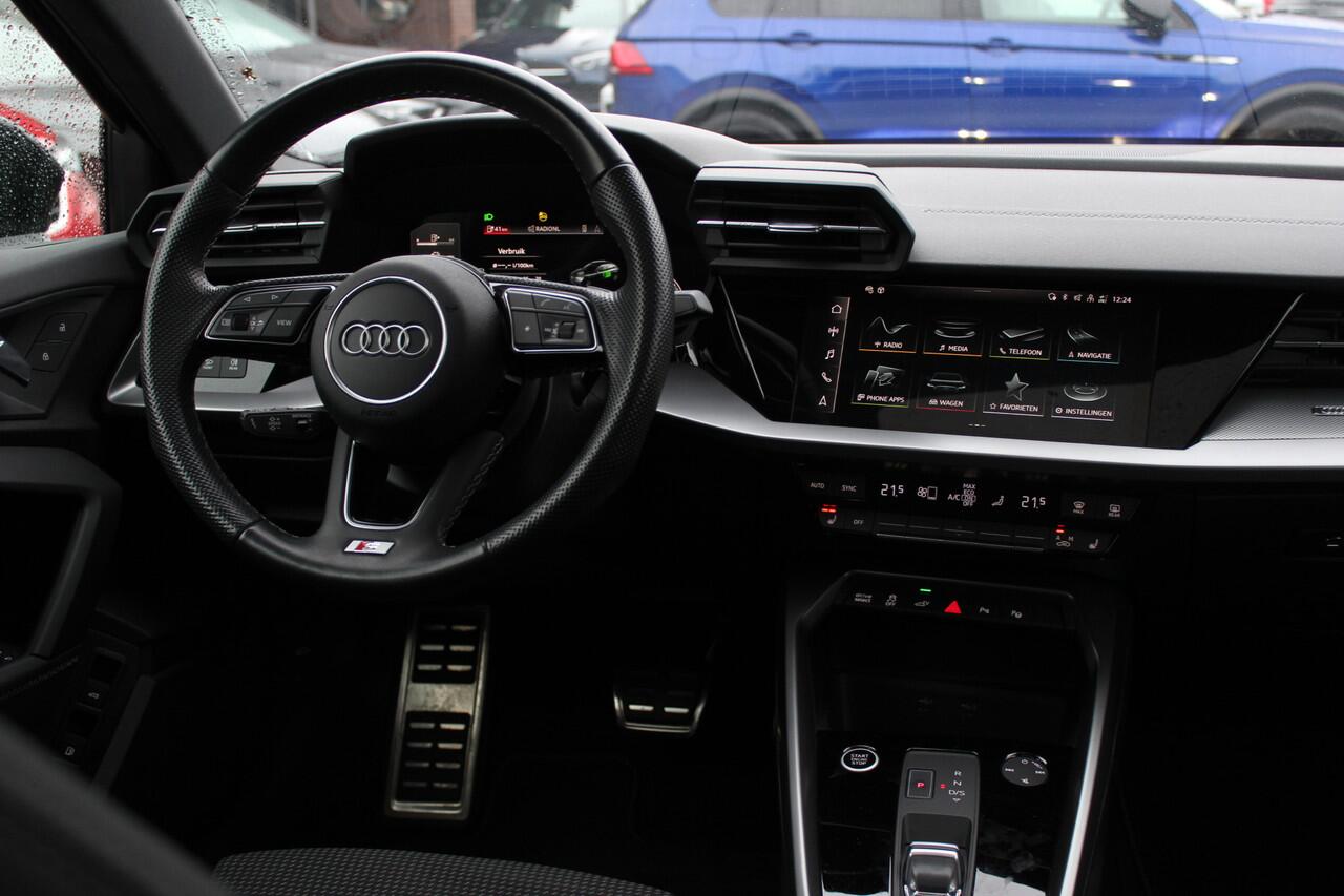 Audi A3 SPORTBACK 45 TFSI e S edition Competition / Trekhaak / Panoramadak / CarPlay / Matrix LED / Keyless / Parkeerhulp V+A / 18'' / Half leder / Navigatie / DAB / Dodehoek / Stoelverwarming / ACC