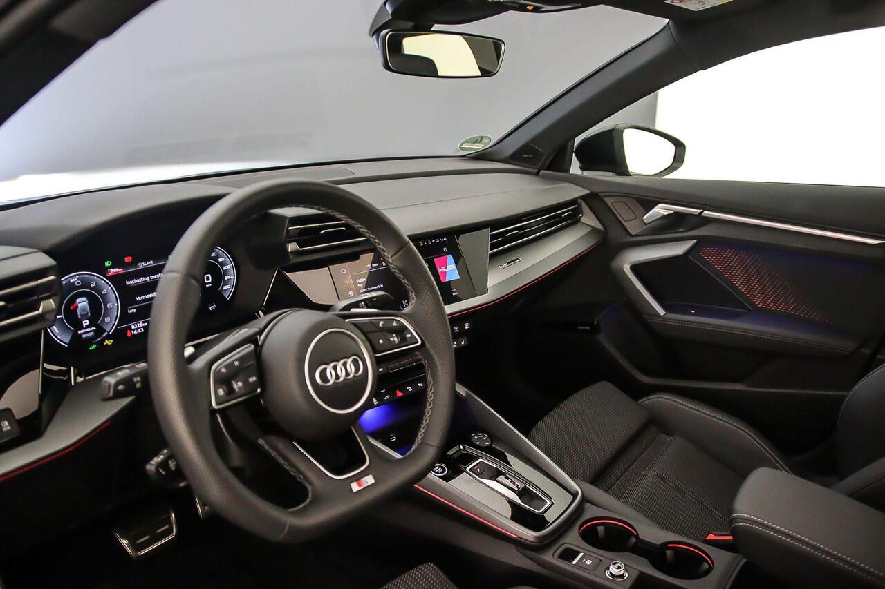 Audi A3 SPORTBACK 45 TFSI e S edition Competition | Pano | Sonos | Camera | 19 inch | Zwart Optiek | Stoelverwarming |