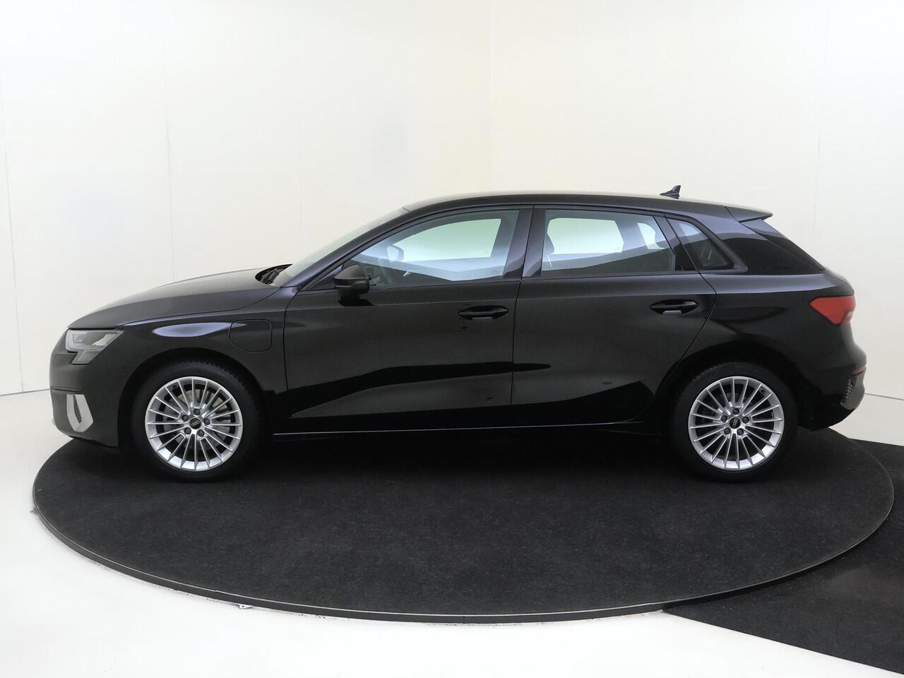 Audi A3 SPORTBACK 40 TFSI e Edition | Parkeersensoren achter | Keyless | Stoelverwarming | Cruise control | CarPlay | Electronic climate control | Navigatie |