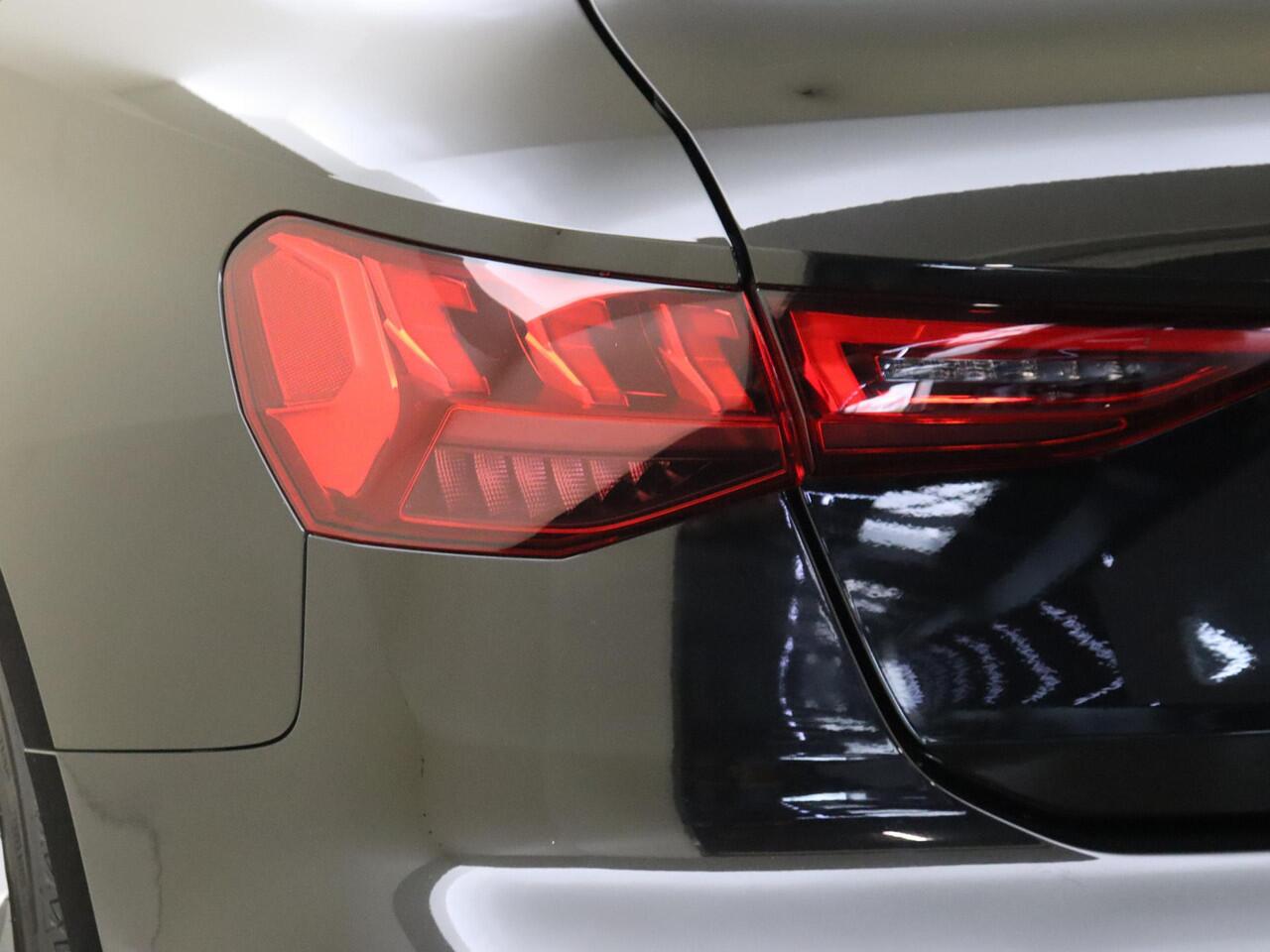 Audi A3 SPORTBACK 35 TFSI S edition | Trekhaak | Full LED verlichting | Navigatie Plus | Optiek zwart Plus | Adaptieve cruise control | CarPlay | Draadloze telefoonlader |