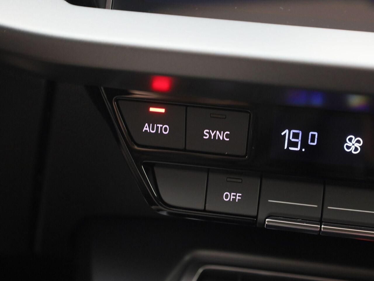 Audi A3 SPORTBACK 45 TFSIe 272PK S Line Competition · Panoramadak · Drive select · Camera + Parkeersensoren · Garantie tot april 2027