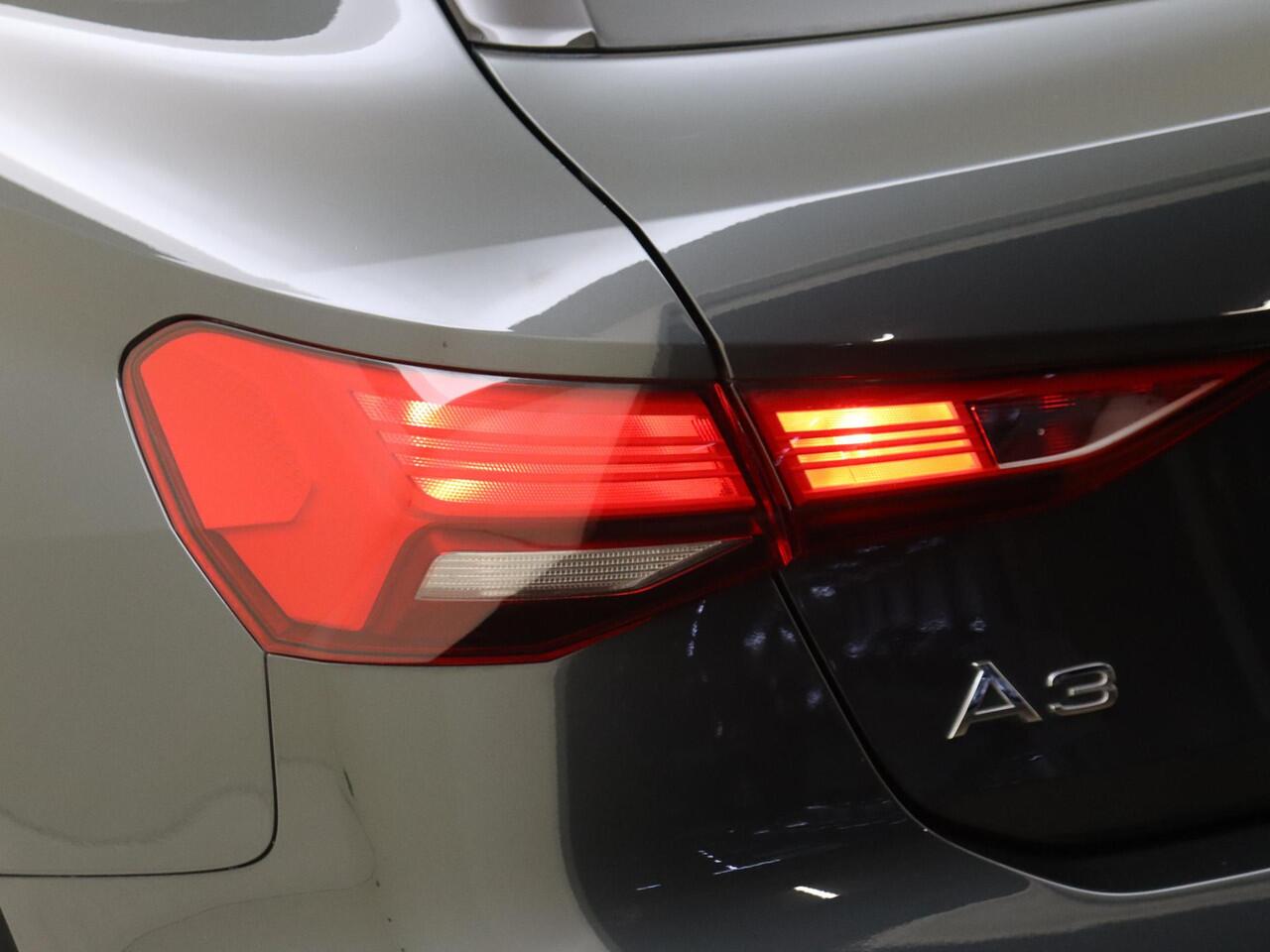 Audi A3 SPORTBACK 40 TFSI e Edition | Panoramadak | Parkeersensoren achter | Cruise control | CarPlay | Electronic climate control | Lane assist |