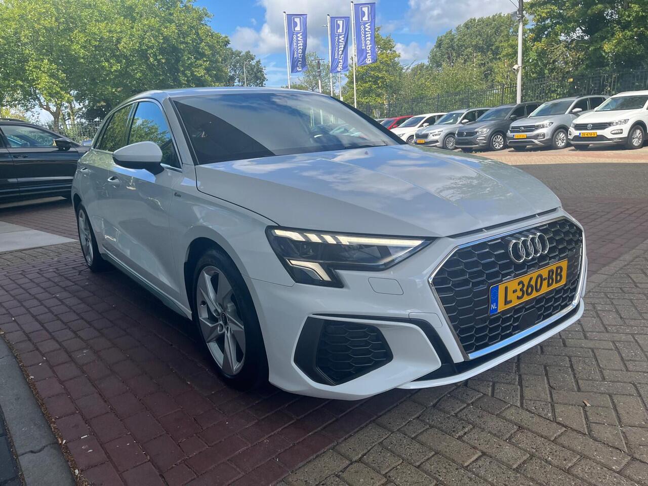 Audi A3 SPORTBACK 30 TFSI S edition / LED / S-Line Interieur & Exterieur / Navigatie / Camera / Donker Glas / 17" LMV