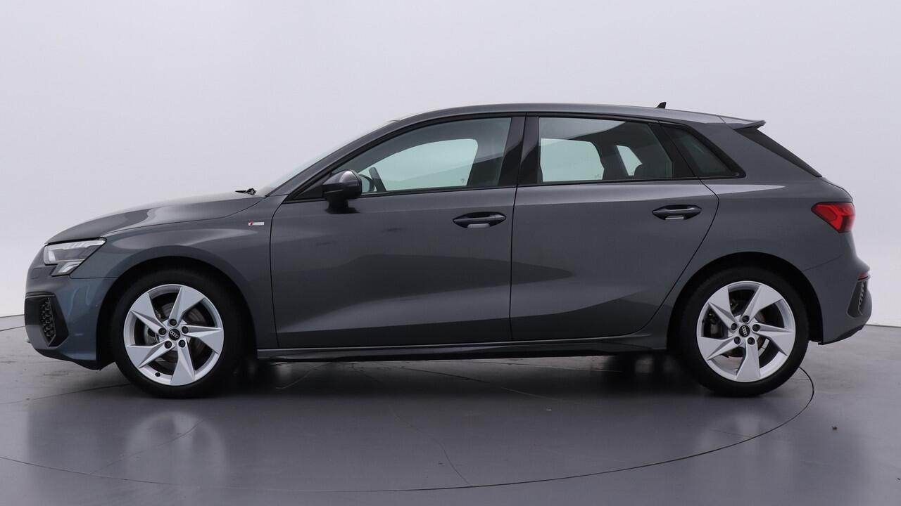 Audi A3 SPORTBACK 30 TFSI S edition | Zwart Optiek | 17" LMV | Phone box | PDC |