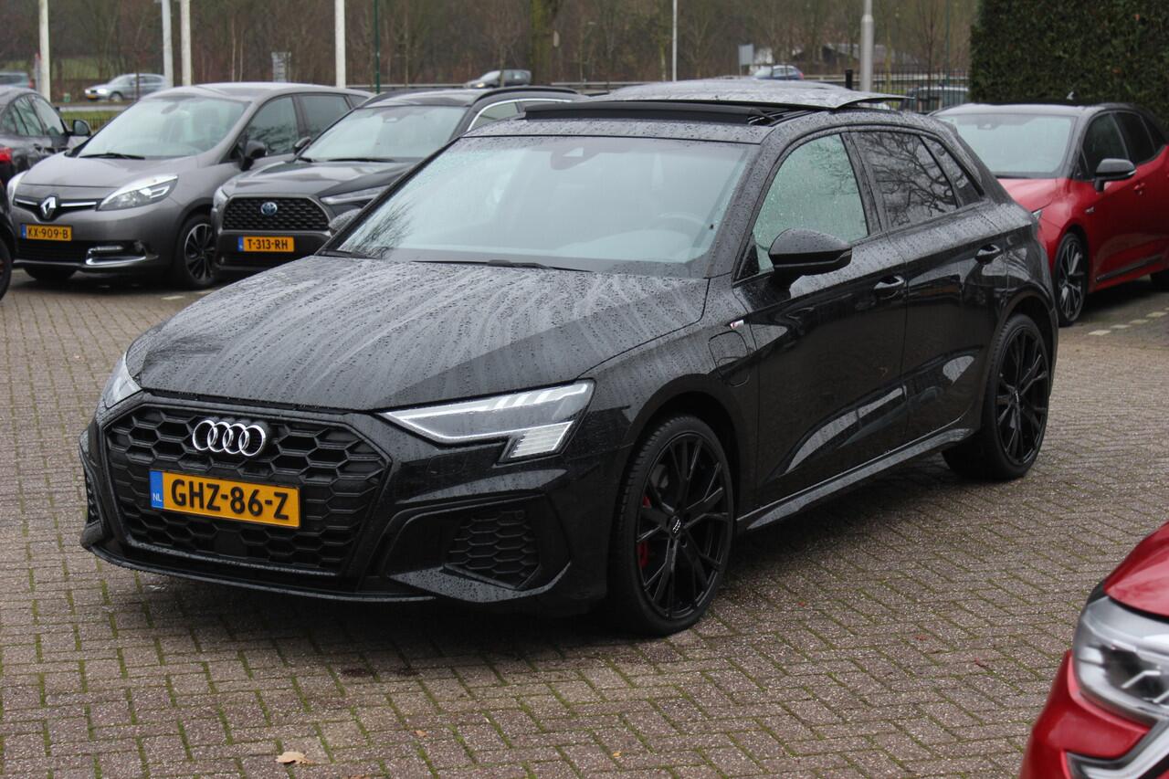 Audi A3 SPORTBACK 45 TFSI e S edition Competition / Trekhaak / Panoramadak / CarPlay / Matrix LED / Keyless / Parkeerhulp V+A / 18'' / Half leder / Navigatie / DAB / Dodehoek / Stoelverwarming / ACC