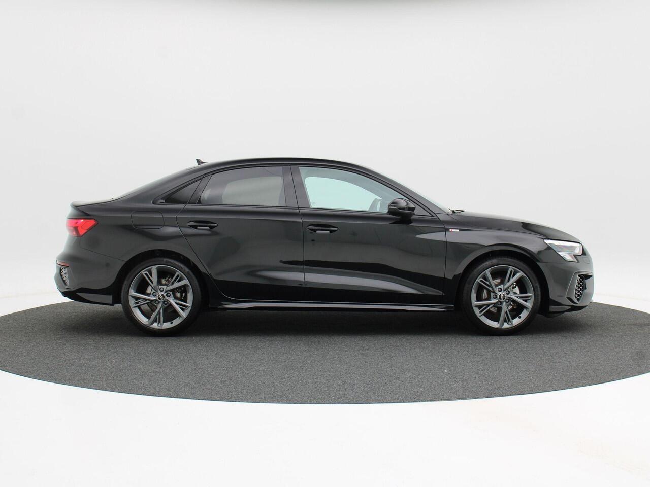 Audi A3 Limousine 30 TFSi Automaat S-Line Automaat | Zwart Optiek | LED | Keyless | Navigatiesysteem | CarPlay | Digitaal Dashboard | Adaptive Cruise | 18 Inch | 11.292 Km!!