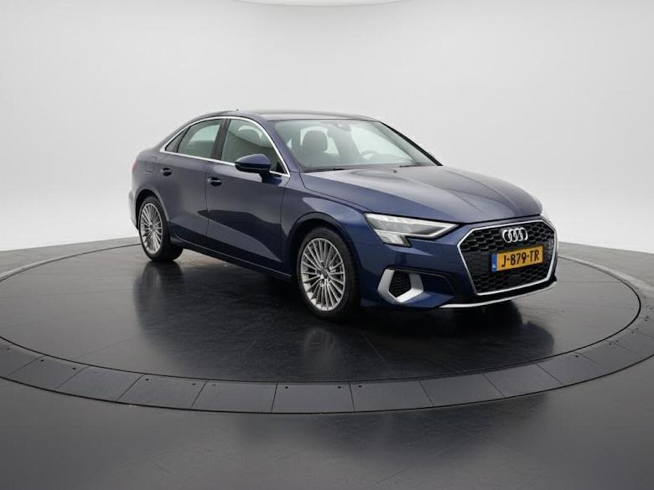 Audi A3 Limousine 35 TFSI Business edition 150PK S-tronic | Panorama dak | Trekhaak | Clima | Parkeer sensoren |