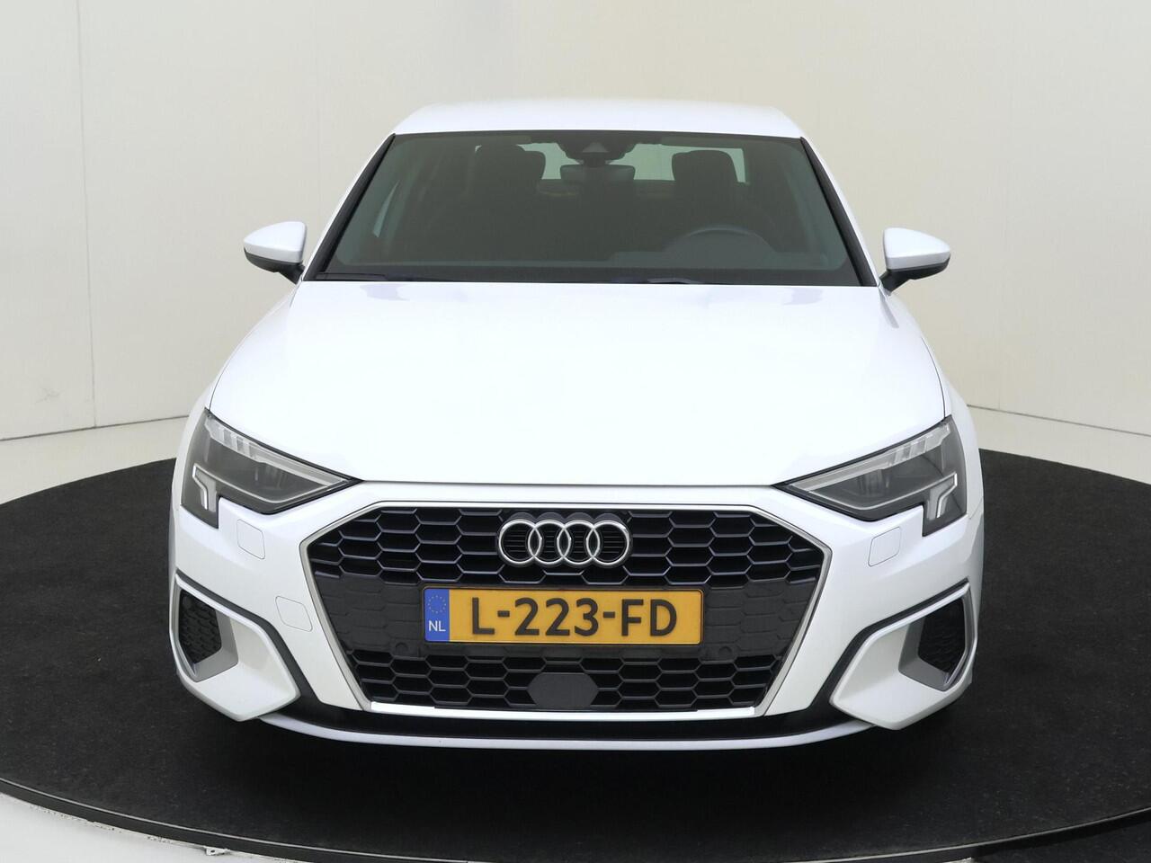 Audi A3 Limousine 30 TFSI Business edition | Full LED verlichting | Navigatie Plus | Cruise control | Draadloze telefoonlader | CarPlay | Digital cockpit | Parkeersensoren achter |