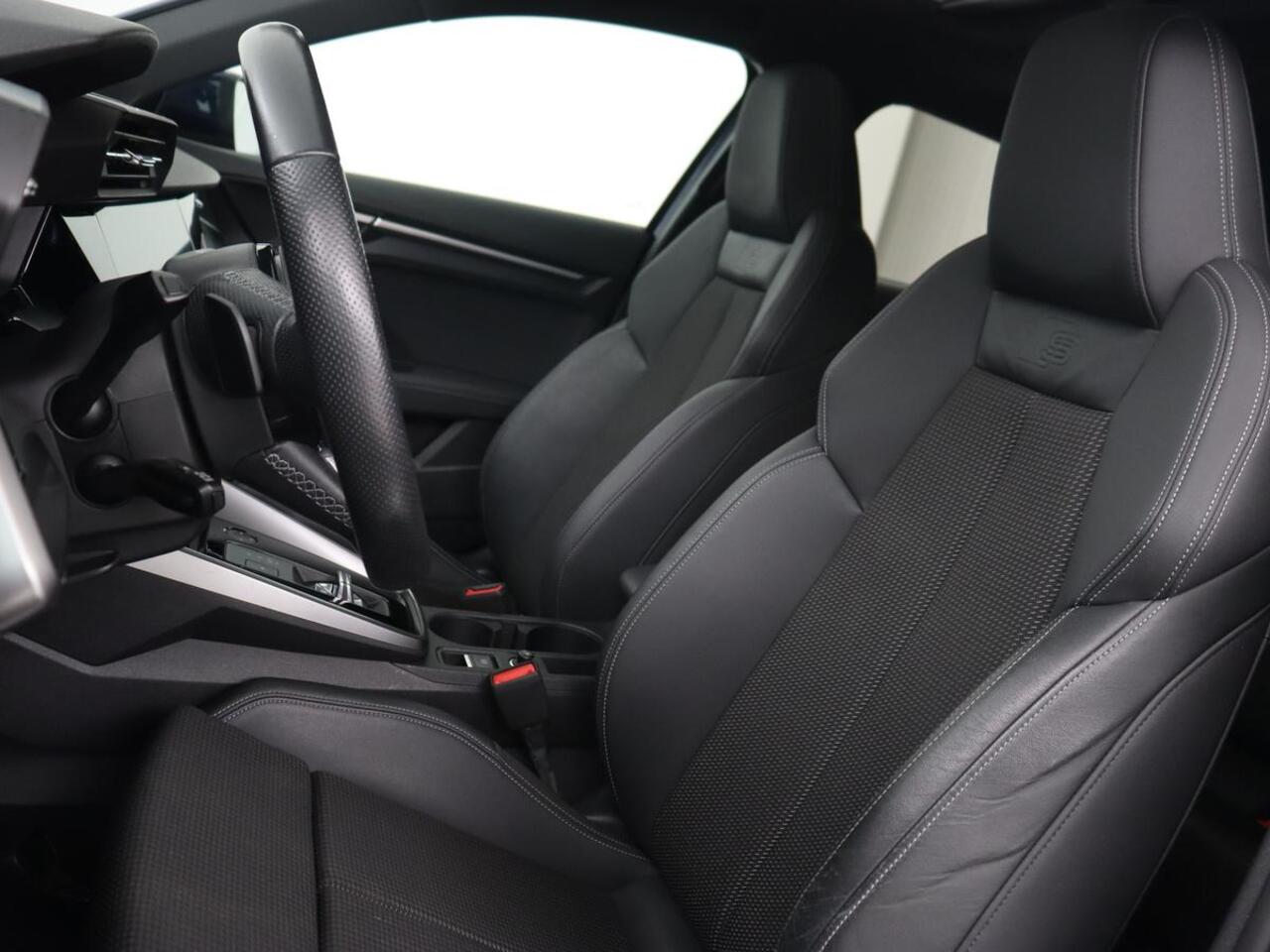 Audi A3 35 TFSI S edition | Panoramadak | Virtual Cockpit | Full LED | Carplay | Sportstoelen | Half leder | Navigatie | Climate control | Parkeerhulp | Bluetooth