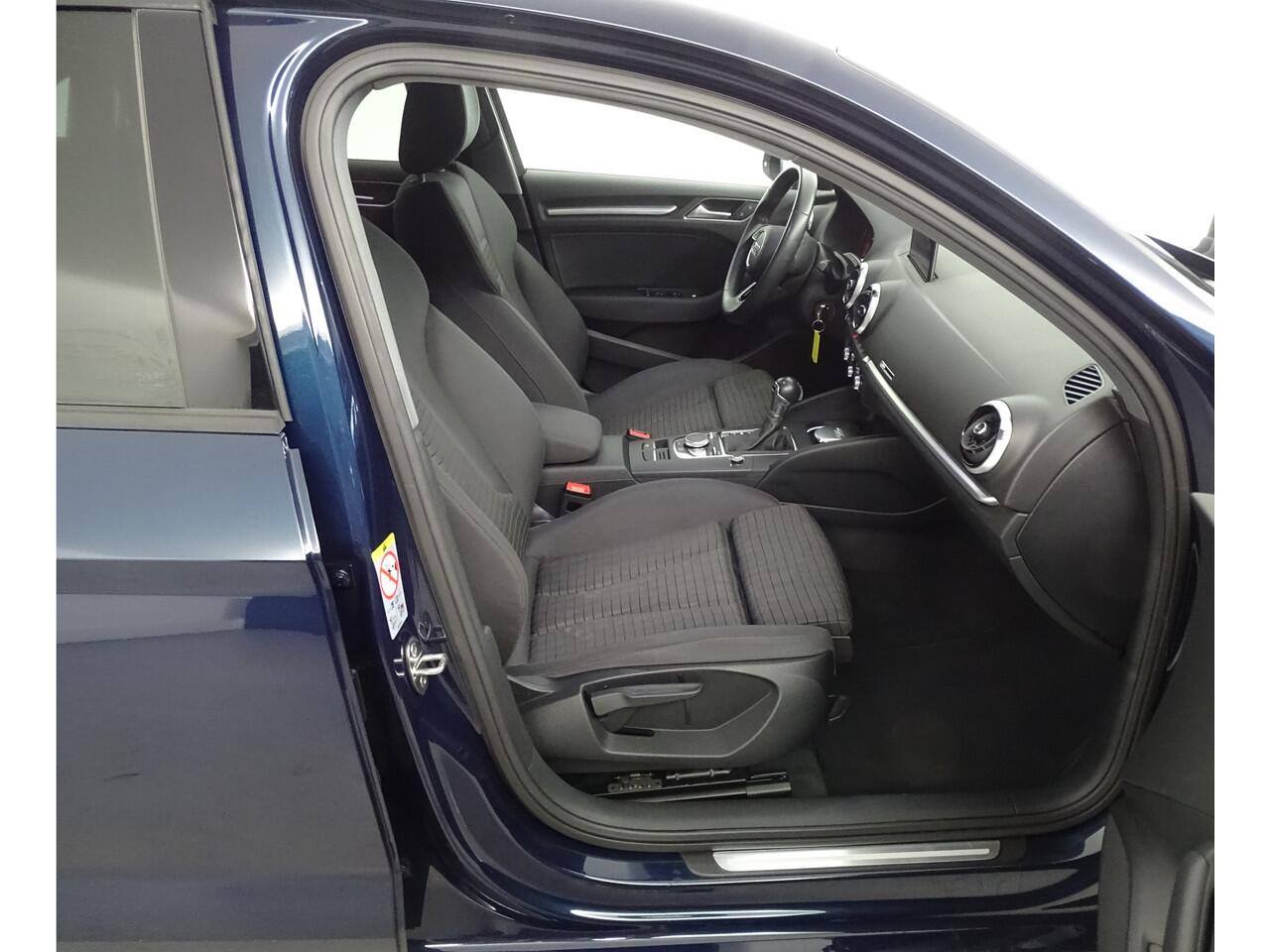 Audi A3 Limousine 35 TFSI Advance Sport Automaat, Privacy glas, Sportstoelen, Trekhaak-Dealer onderhouden