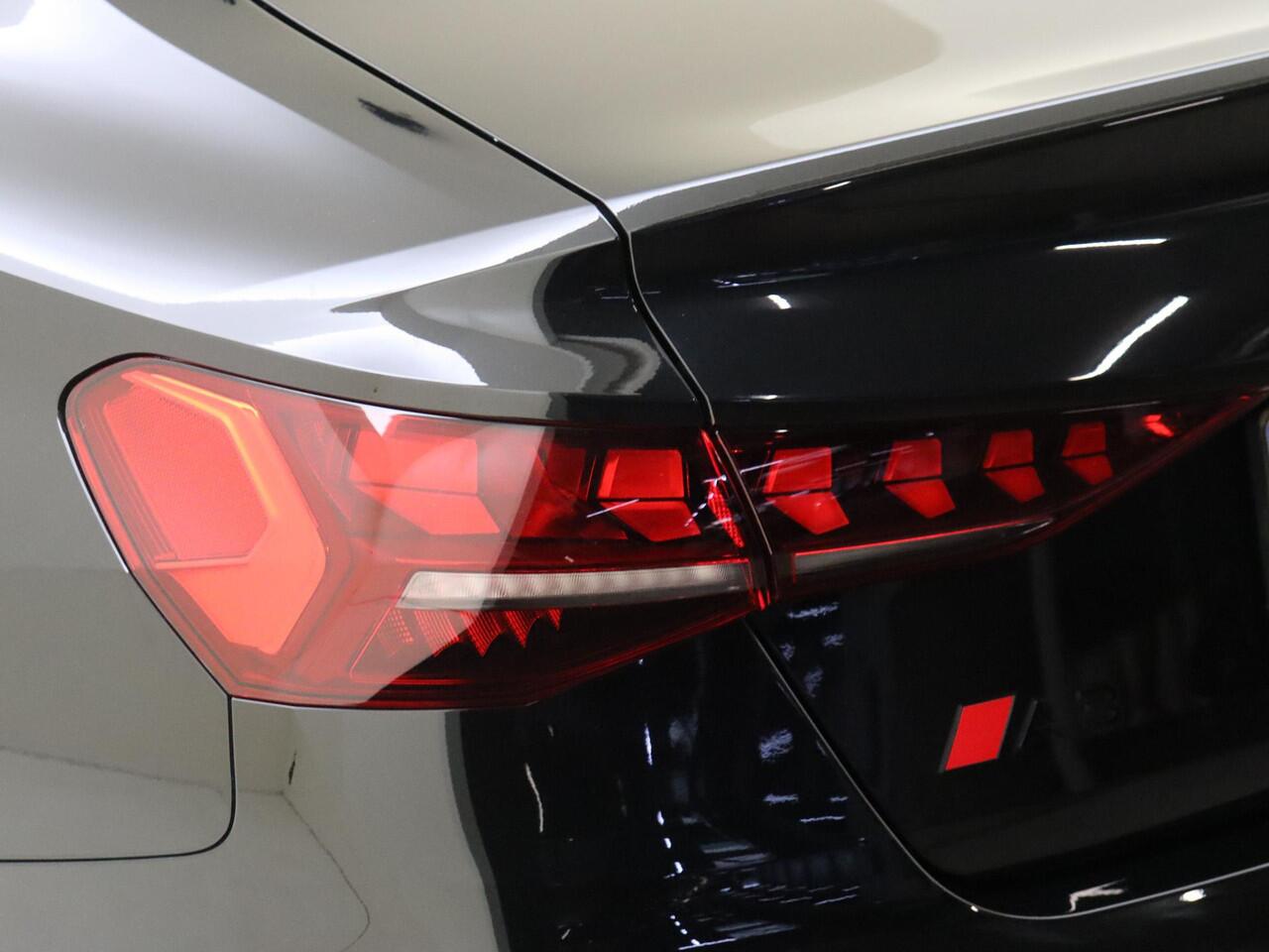 Audi A3 Limousine 35 TFSI S edition | Panoramadak | SONOS audio | Parkeerassistent | Achteruitrijcamera | Adaptieve cruise control | Virtual cockpit Plus | Alcantara/leder bekleding | Navigatie |