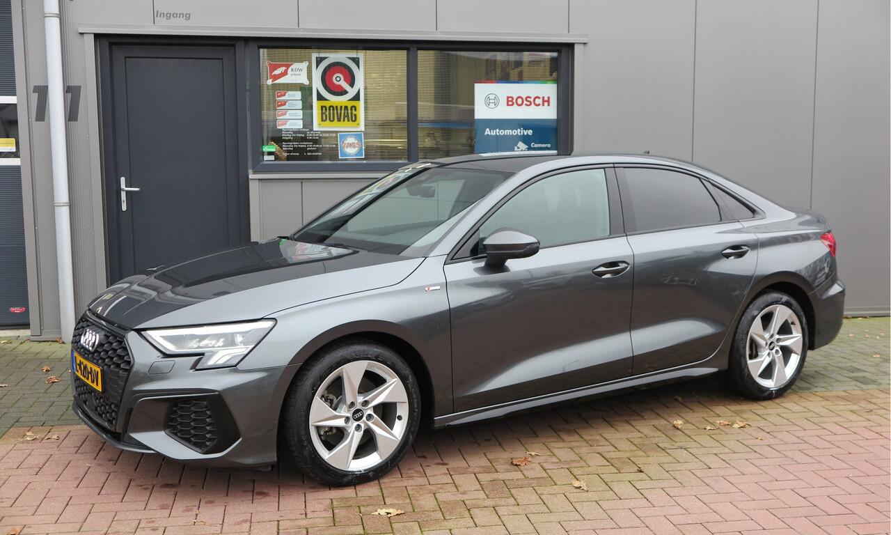 Audi A3 Limousine 35 TFSI 150pk S-Tronic 2x S-Line Edition Virtual cockpit, Stoelverwarming, Privacy glass, DAB+ , Carplay , etc. .