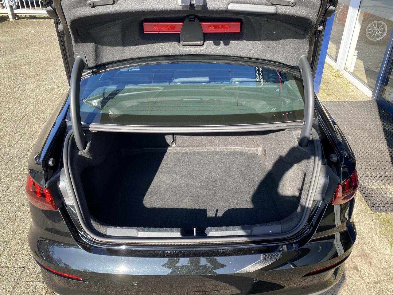 Audi A3 Limousine 30 TFSI Business edition / Nieuw Model / Automaat / NL-Auto / Digitaal Dashoard / LED / DAB / Apple-Carplay&Android-Auto / Adaptieve Cruise-Control / Climate-Control / Draadloze-Telefoonlader / Radio-Bluetooth / Navi / Flippers / ELKTR-Pakket / 