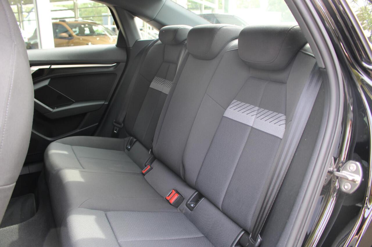 Audi A3 Limousine 30 TFSI Business edition Navigatiesysteem | Automaat | Cruise Control | Parkeer Sensoren