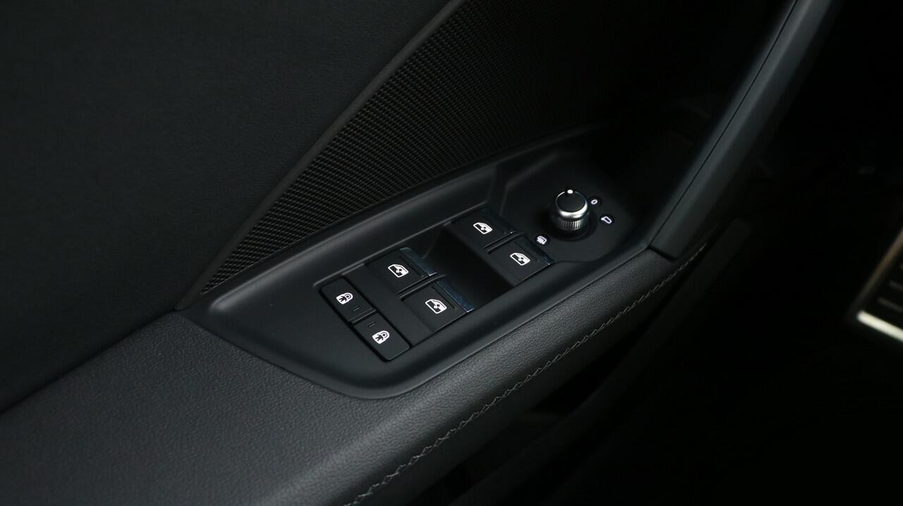 Audi A3 Limousine 30 TFSI S edition | Zwart optiek | LMV | PDC | Navigatie | Carplay |