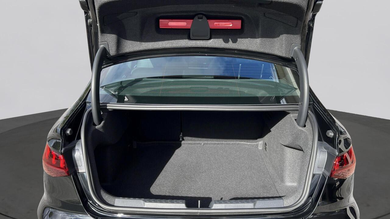 Audi A3 Limousine 30 TFSI 110pk S edition / Carplay / Audi Hold / Dealer onderhouden