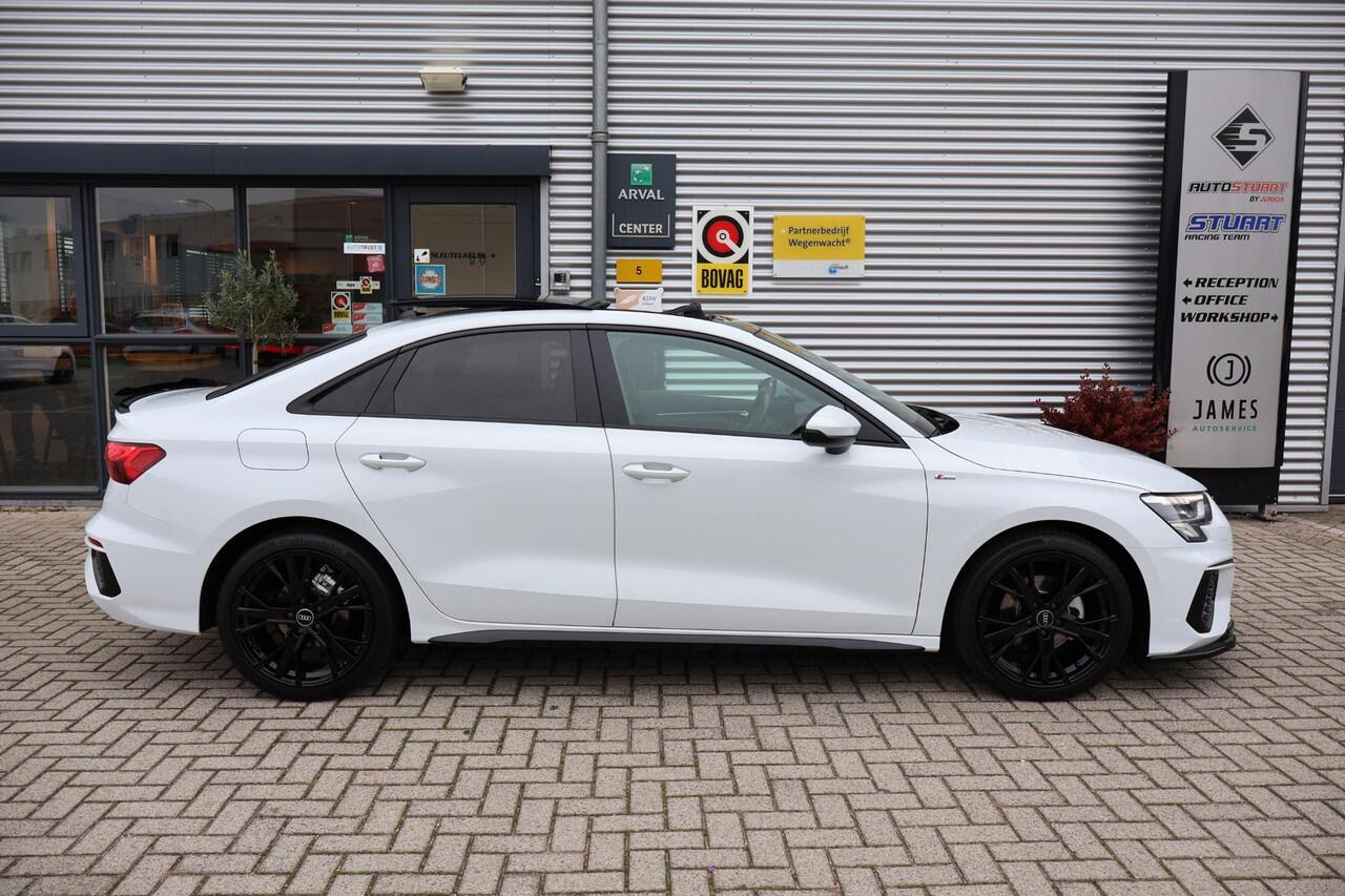 Audi A3 Limousine 30 TFSI S edition 1e Eigenaar | NL-Auto | Dealer Onderh | PANO | BTW | Maxton | Matrix LED | Stoelverwarming | Pre Sense | Climate | Keyless | Carplay | Navi | PDC