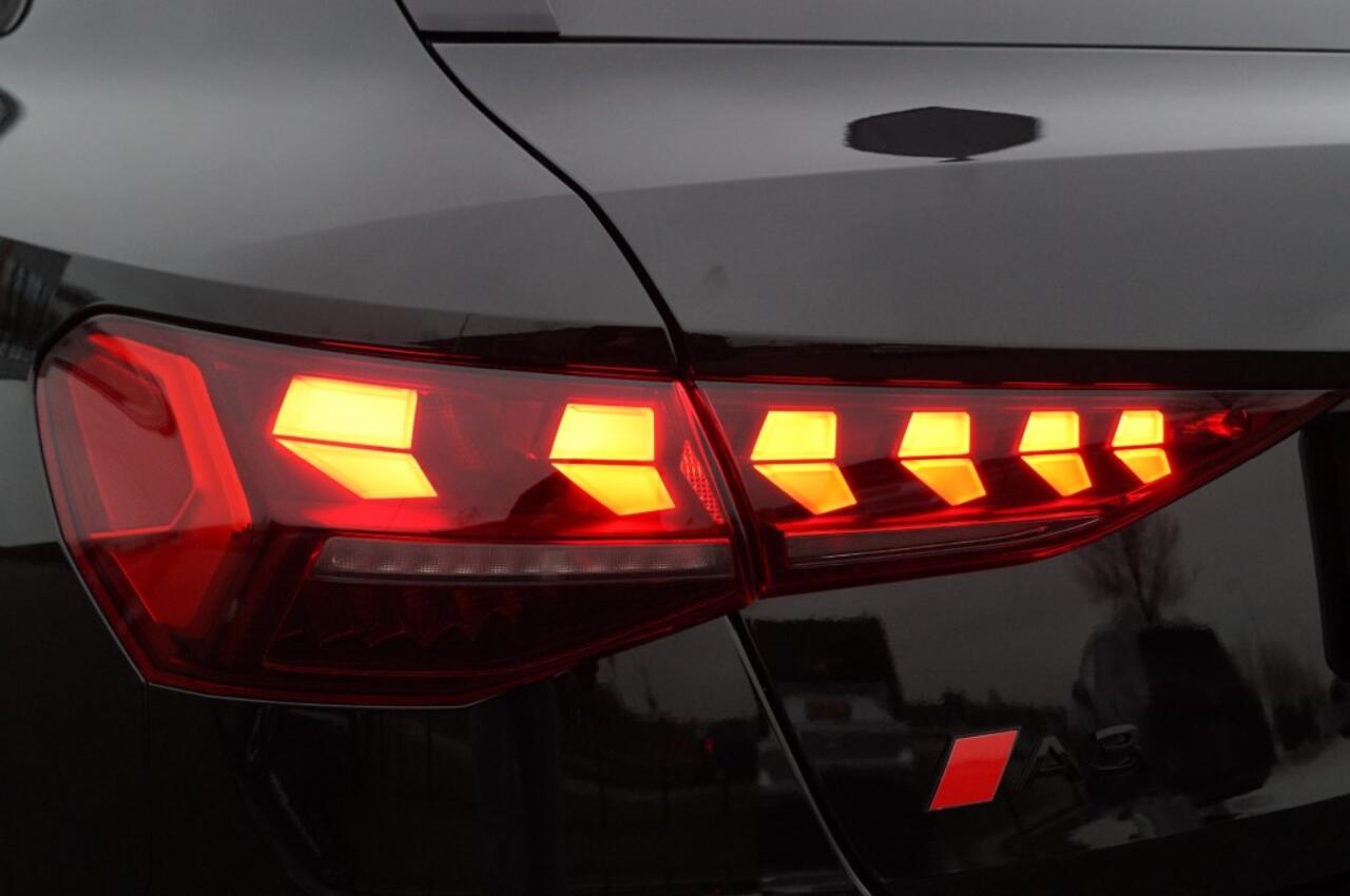 Audi A3 Sportback 35 TFSI S-Tronic S-Line facelift/ Leer ruitmotief/ Panodak/ 19 Inch LM/Camera