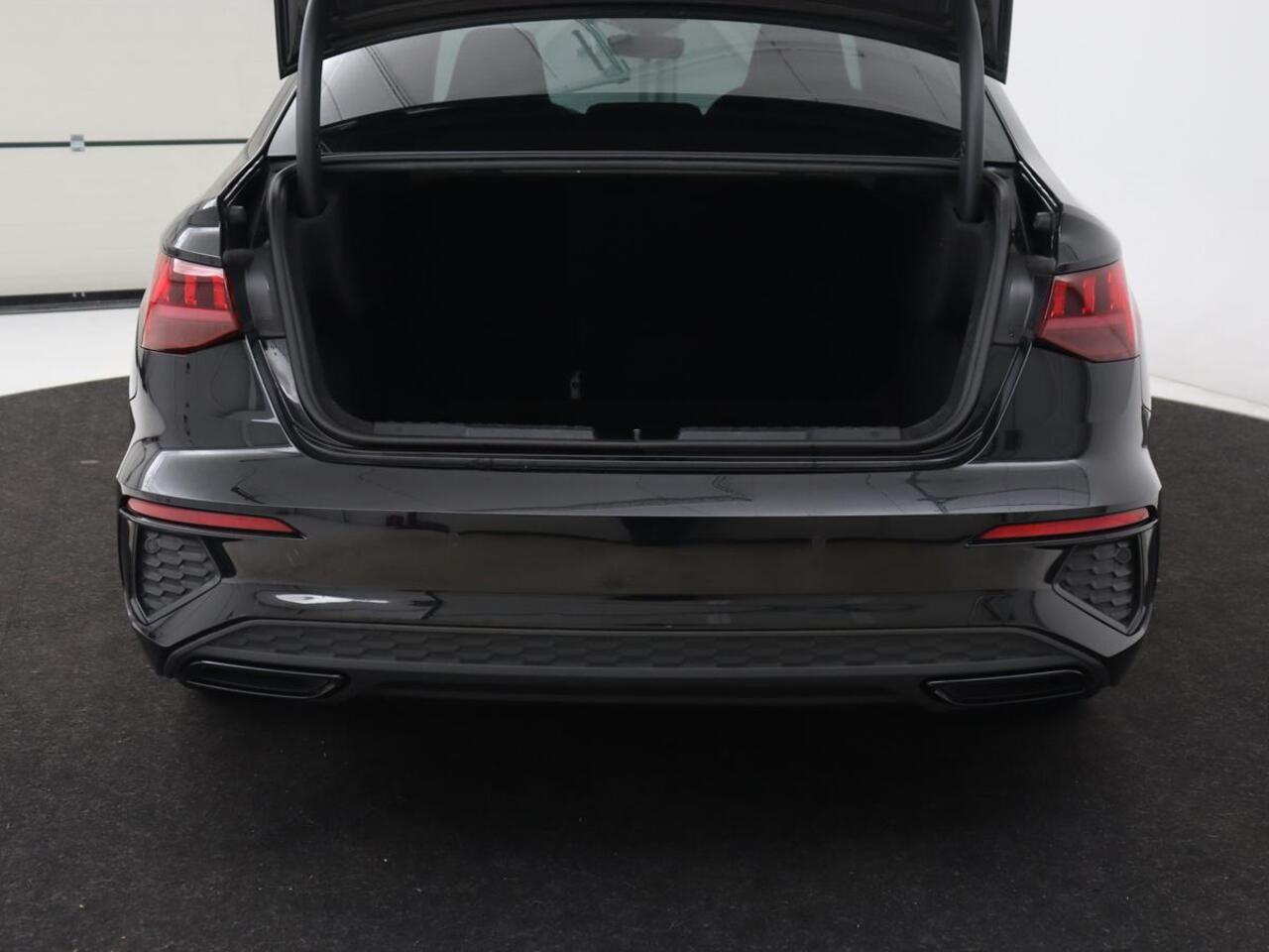 Audi A3 35 TFSI S edition | Carplay | Navigatie | Sportstoelen | Half leder | Full LED | Camera | Virtual Cockpit | 19'' | Climate control | Bluetooth | Cruise control | S Line