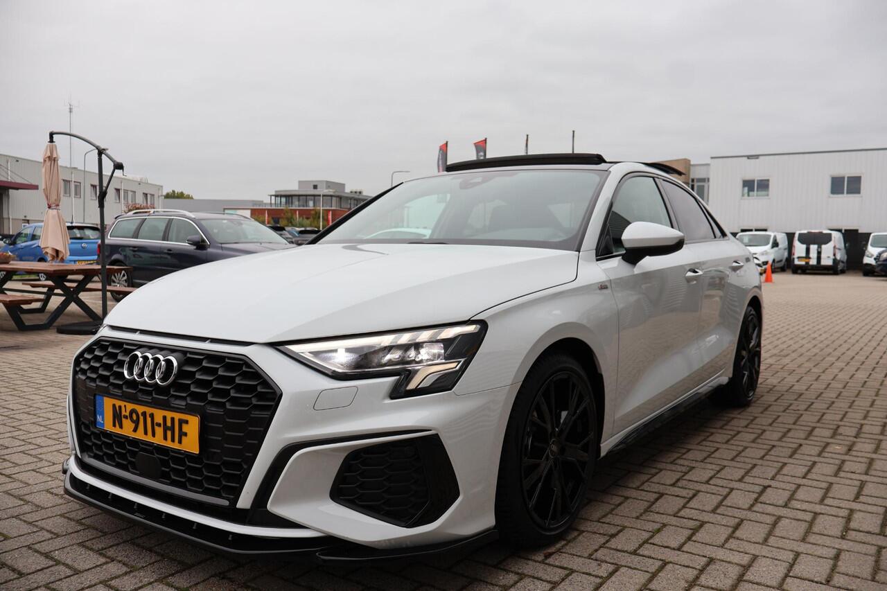 Audi A3 Limousine 30 TFSI S edition 1e Eigenaar | NL-Auto | Dealer Onderh | PANO | BTW | Maxton | Matrix LED | Stoelverwarming | Pre Sense | Climate | Keyless | Carplay | Navi | PDC