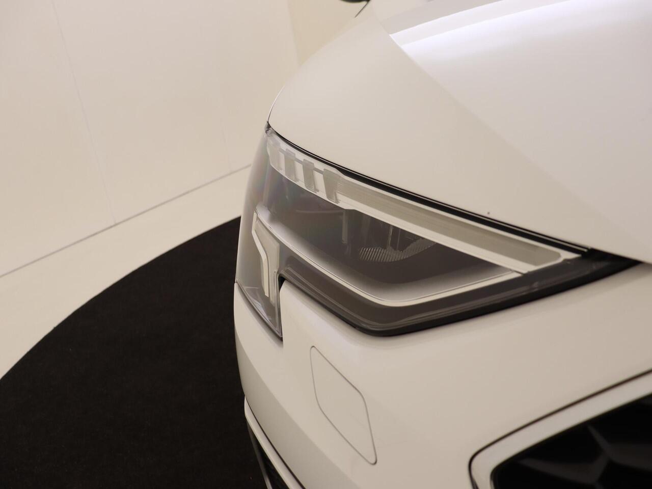 Audi A3 Limousine 30 TFSI Business edition | Full LED verlichting | Navigatie Plus | Cruise control | Draadloze telefoonlader | CarPlay | Digital cockpit | Parkeersensoren achter |