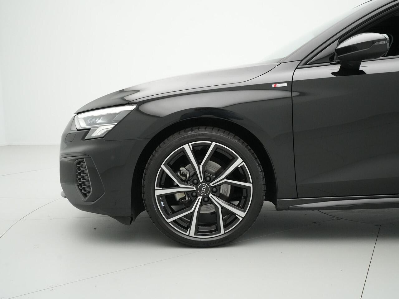 Audi A3 Limousine 35 TFSI 150pk S-Tronic S-Line edition Panorama Navigatie Acc Led 22