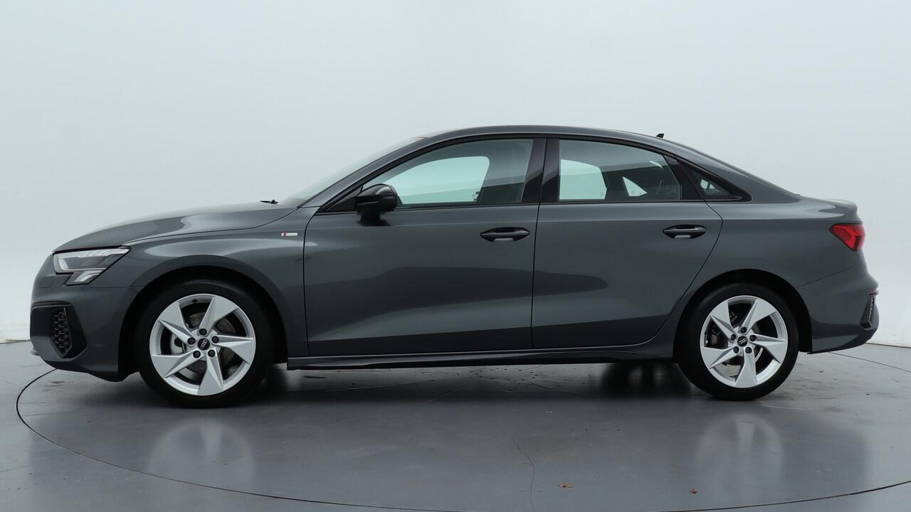 Audi A3 Limousine 30 TFSI S edition | Zwart optiek | LMV | PDC | Navigatie | Carplay |
