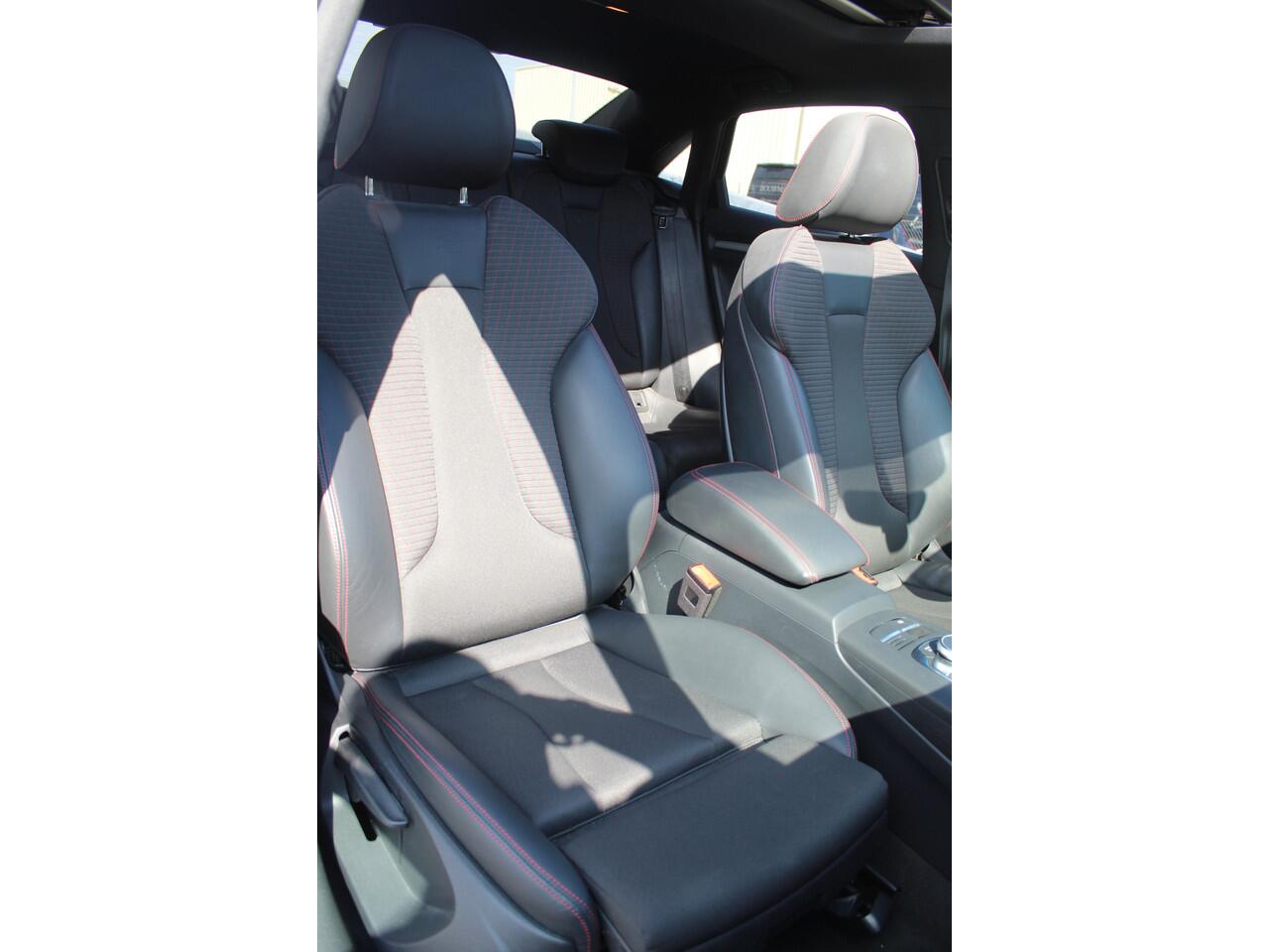 Audi A3 Limousine 2.0 TFSI S3 quattro Panoramadak/Navigatie/Virtual cockpit/Parkeersensoren rondom/Apple carplay/Adaptive cruise control/Stoelverwarming/Climate control/DAB/18'' Lichtmetalen velgen.