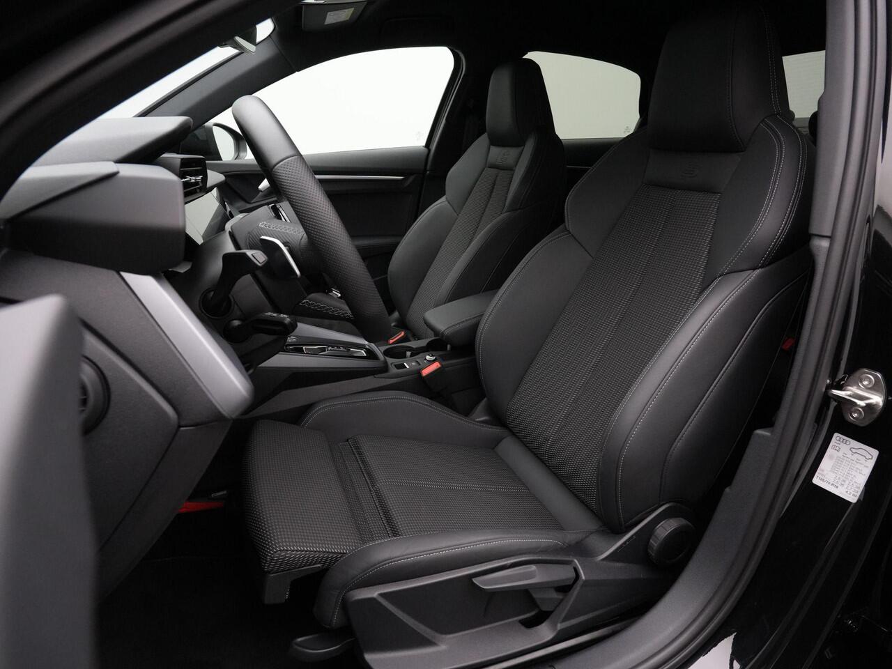 Audi A3 Limousine 30 TFSI 116 pk S-tronic S-Line Business Edition | Navigatie | Parkeersensoren voor/achter | Sportonderstel | Afgevlakt sportstuur