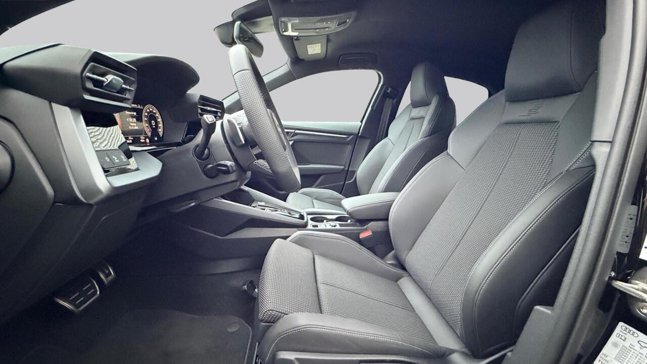 Audi A3 Limousine 30 TFSI 116Pk S Edition / Stoelverwarming / Camera / 19'' LMV