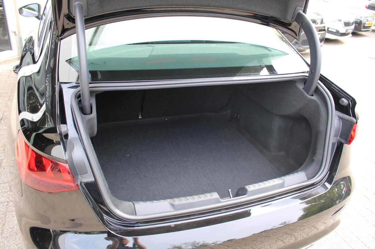 Audi A3 Limousine 30 TFSI Business edition Navigatiesysteem | Automaat | Cruise Control | Parkeer Sensoren