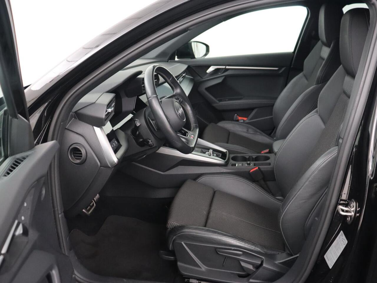 Audi A3 35 TFSI S edition | Carplay | Navigatie | Sportstoelen | Half leder | Full LED | Camera | Virtual Cockpit | 19'' | Climate control | Bluetooth | Cruise control | S Line