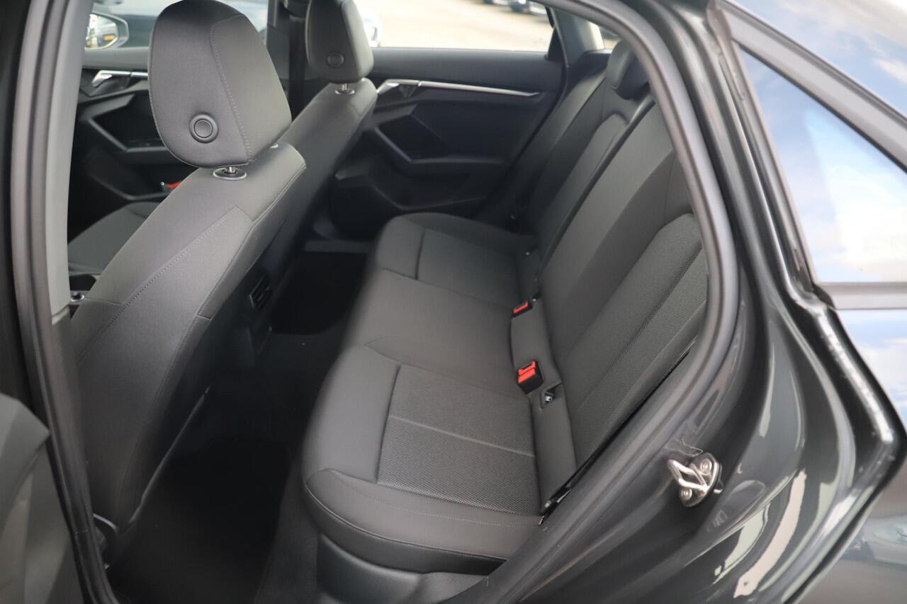 Audi A3 Limousine 30 TFSI Pro Line Automaat Black Edition Navigatie Carplay Android Climate Cruise Control Parkeersensor LED Rijstrooksensor 18 inch RS Look Velgen All-season banden!