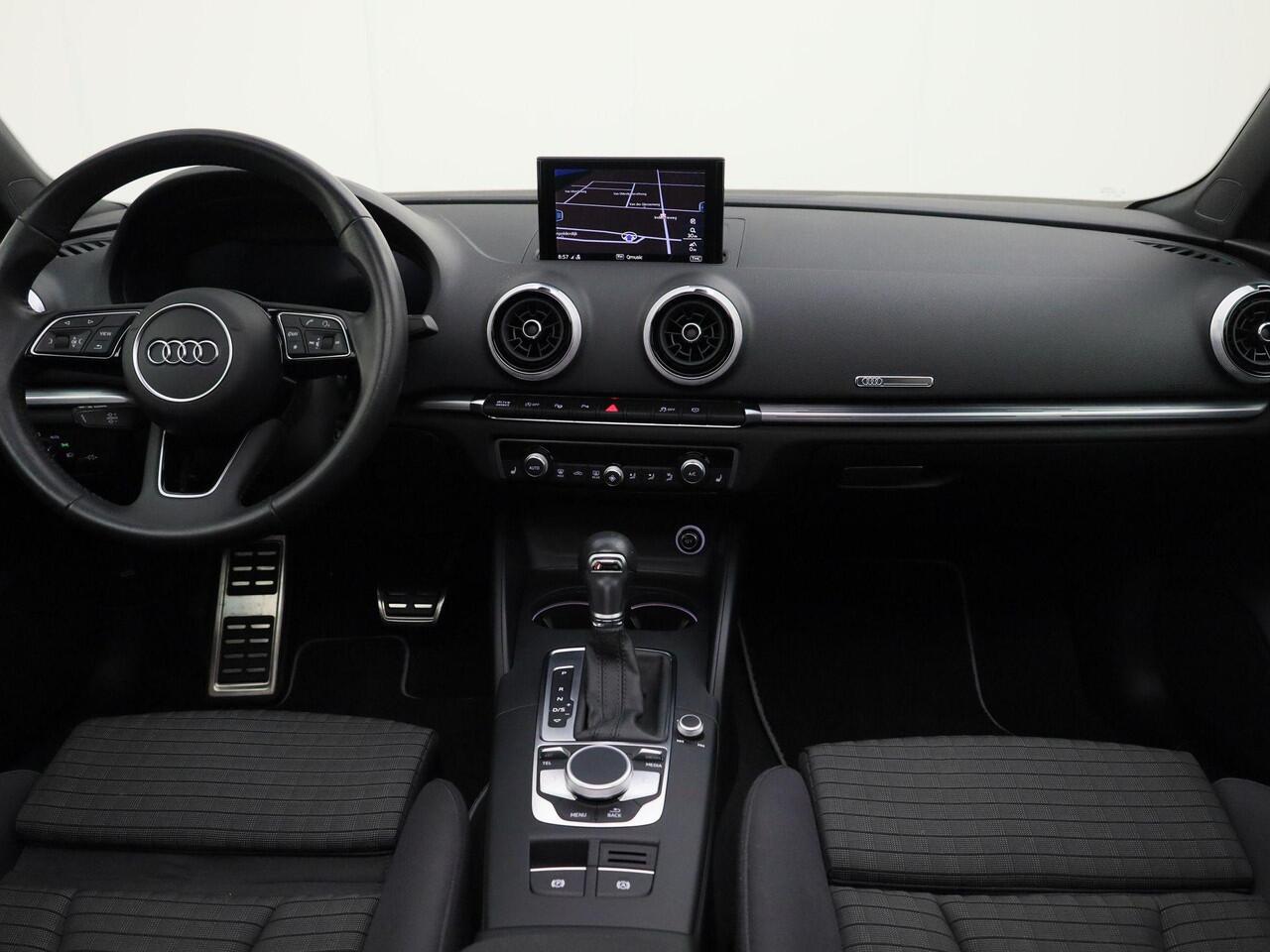 Audi A3 Limousine 35 TFSI/150PK S-tronic S Line · Panoramadak · Trekhaak · Camera + Parkeersensoren