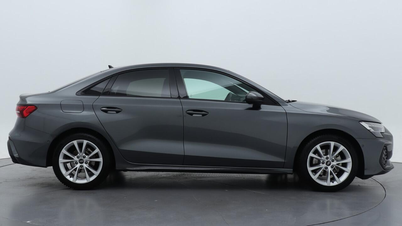 Audi A3 Limousine 30 TFSI S edition | PDC V+A | Camera | Zwart optiek | Audi Sound | Privacy glas |