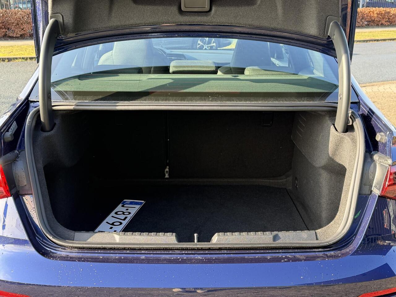 Audi A3 Limousine 35 TFSI Business edition 150PK S-tronic | Panorama dak | Trekhaak | Clima | Parkeer sensoren |