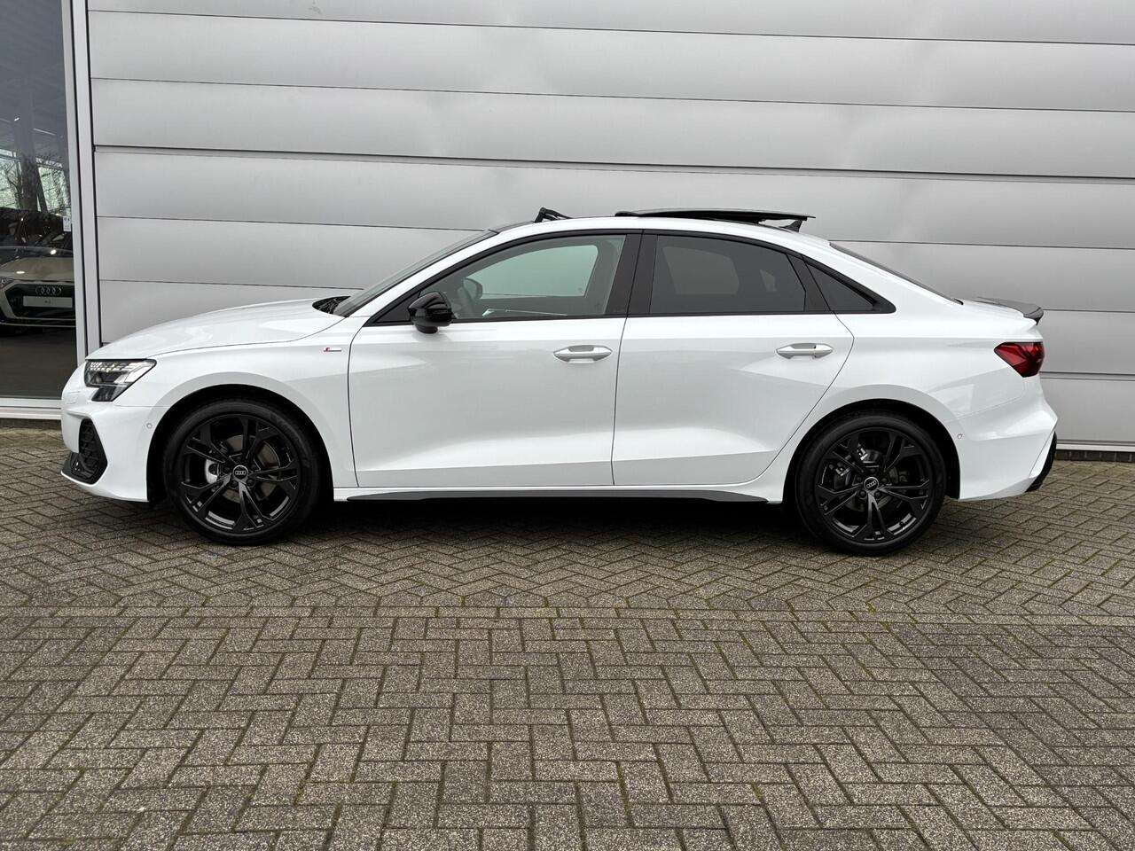 Audi A3 Limousine S edition 30 TFSI 85 kW / 116 PK Limousine 7 versn S tronic 7 | 18" lm Velgen | Elektrisch glazen panorama-dak | Assistentie Pakket |