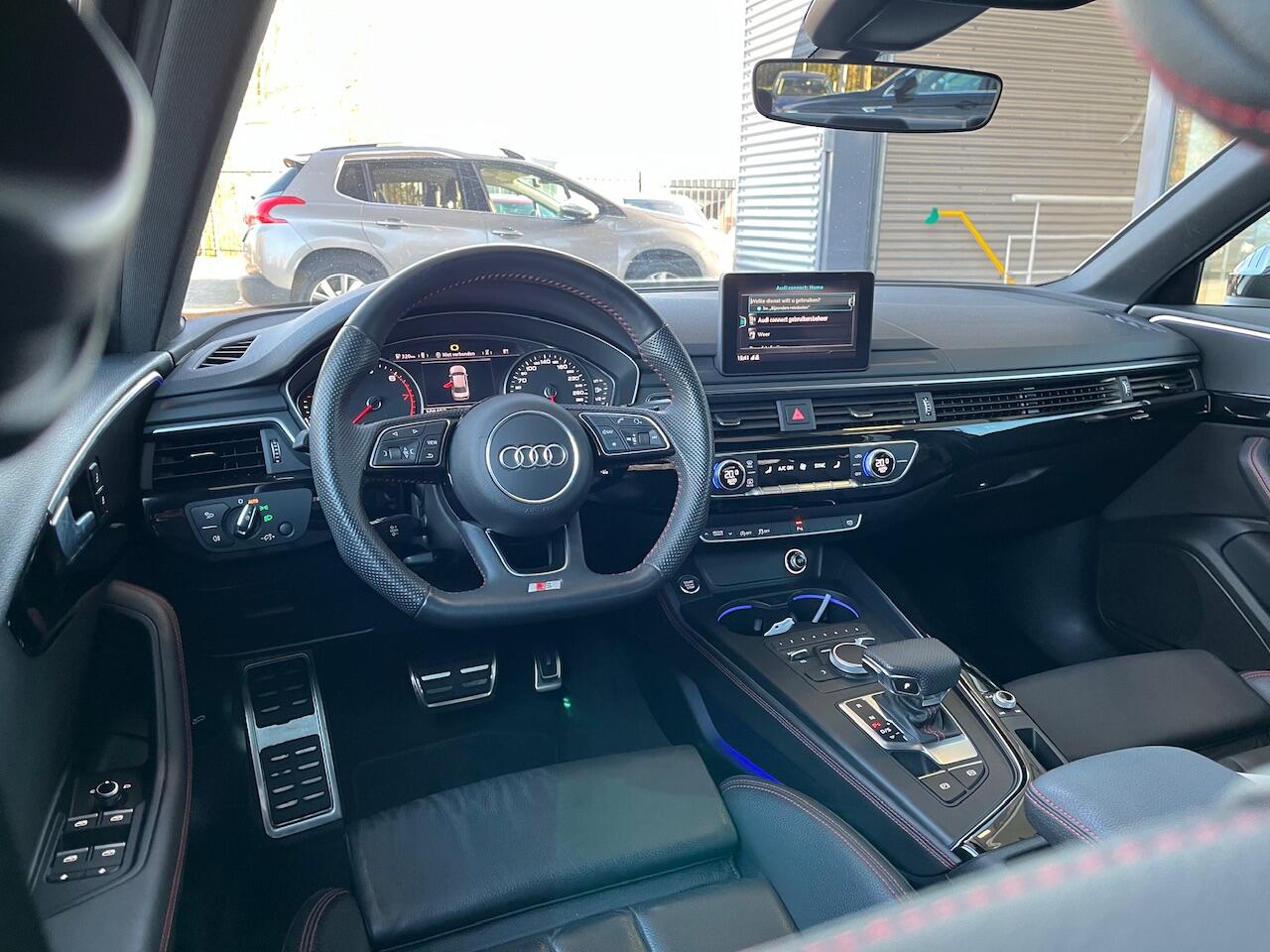 Audi A4 Limousine 40 TFSI Sport S line black edition / Parkeer sensoren / 19'' LMV / Getint glas / Navigatie / Lederen bekleding