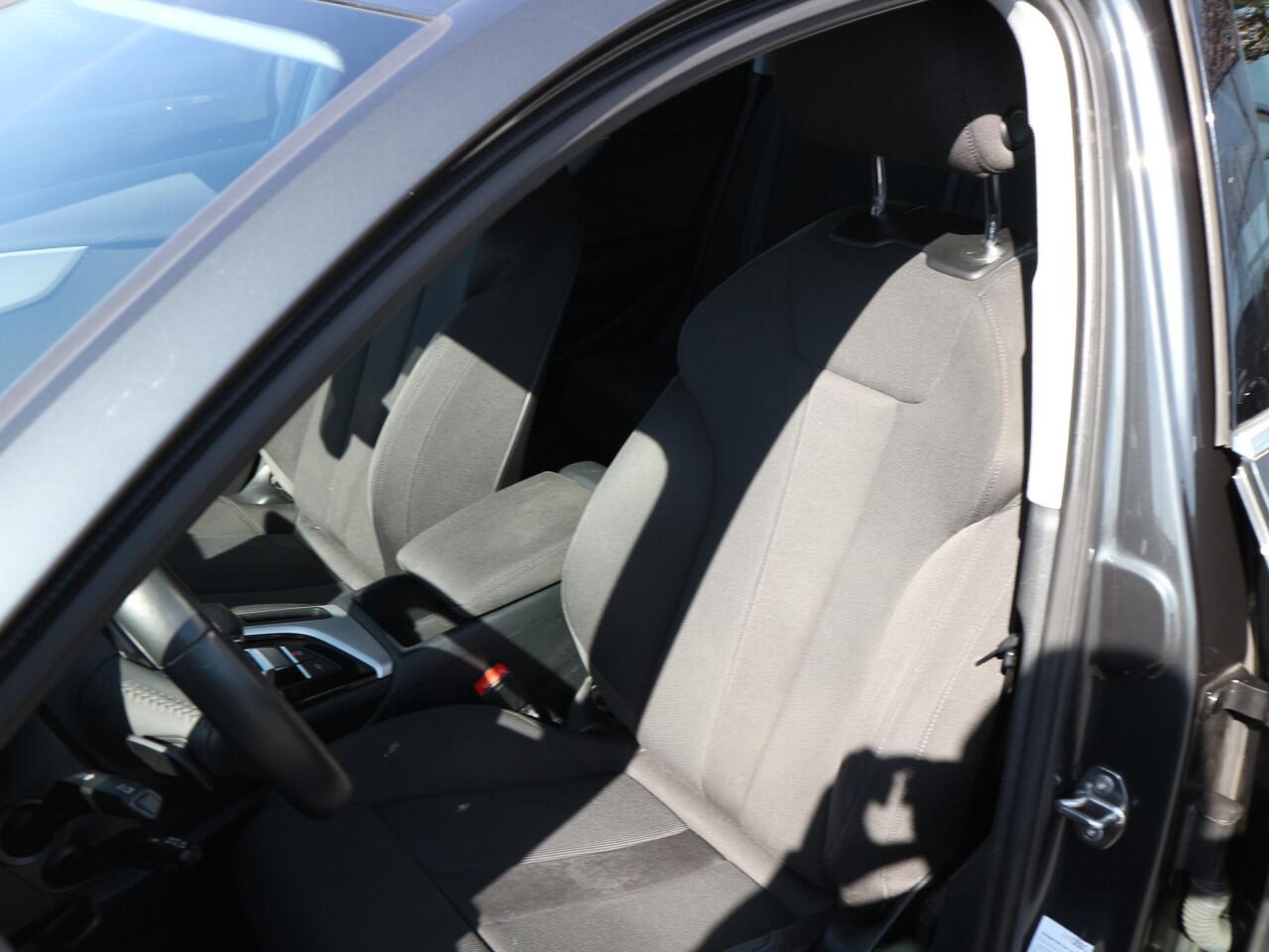 Audi A4 Avant 35 TFSI Launch edition Business TREKHAAK 1e EIG AUTOMAAT